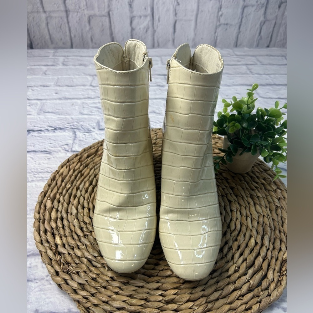Chinese Laundry Cream Croc-Embossed Ankle Boots. Size 8.5